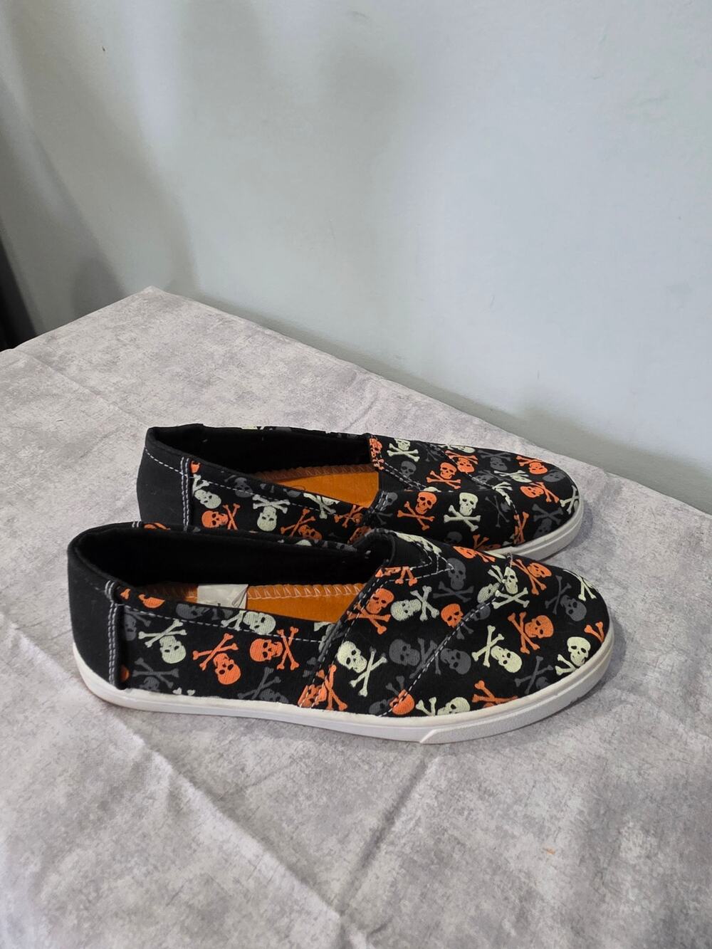 Tommy Bahama Women’s 7.5 Skull Crossbones Slip On Shoes Black Orange Halloween